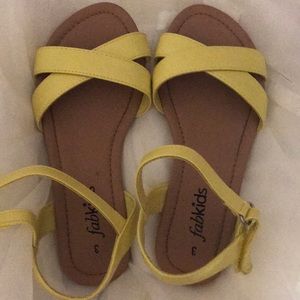 Yellow Sandals girls size 3. Great condition!